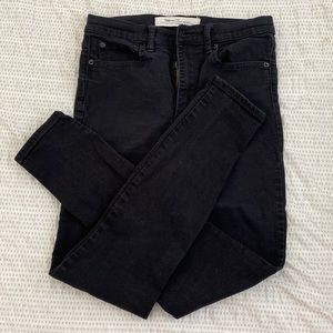Gap true skinny jeans high rise in size 28